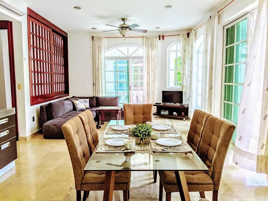 Casa vacanze 9Br 6Ba Large Groups! Best Location In Town Walk To Beach, 5Th Ave Cozumel Ferry, Shopping, Nightlife! Roof Plunge Pool!! Castillo Playacar Fase 1 25Max Playa del Carmen Messico